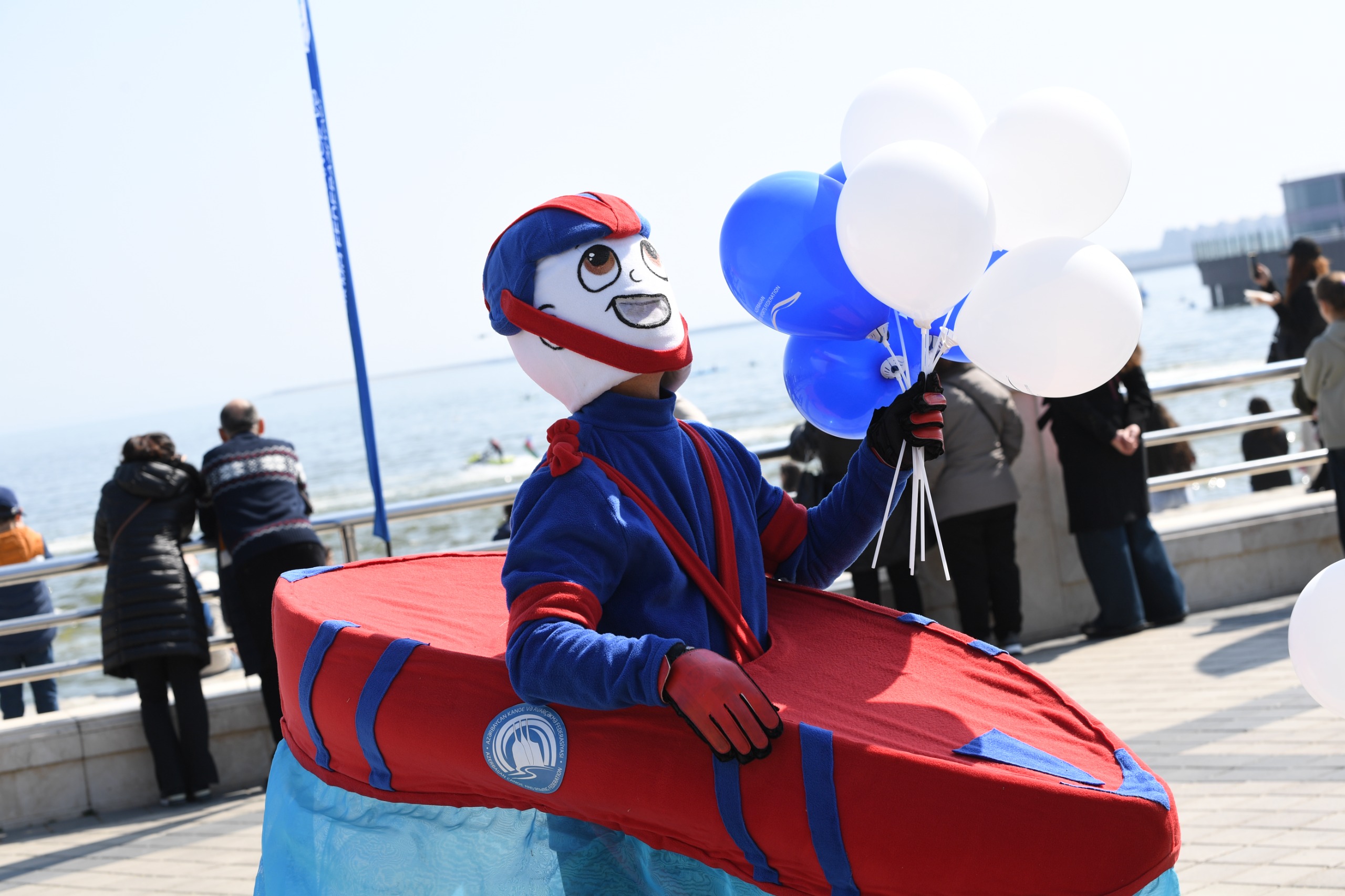 Bakıda Xəzərin suları avarçəkmə və yelkənli qayıqlarla bəzəndi (FOTO)